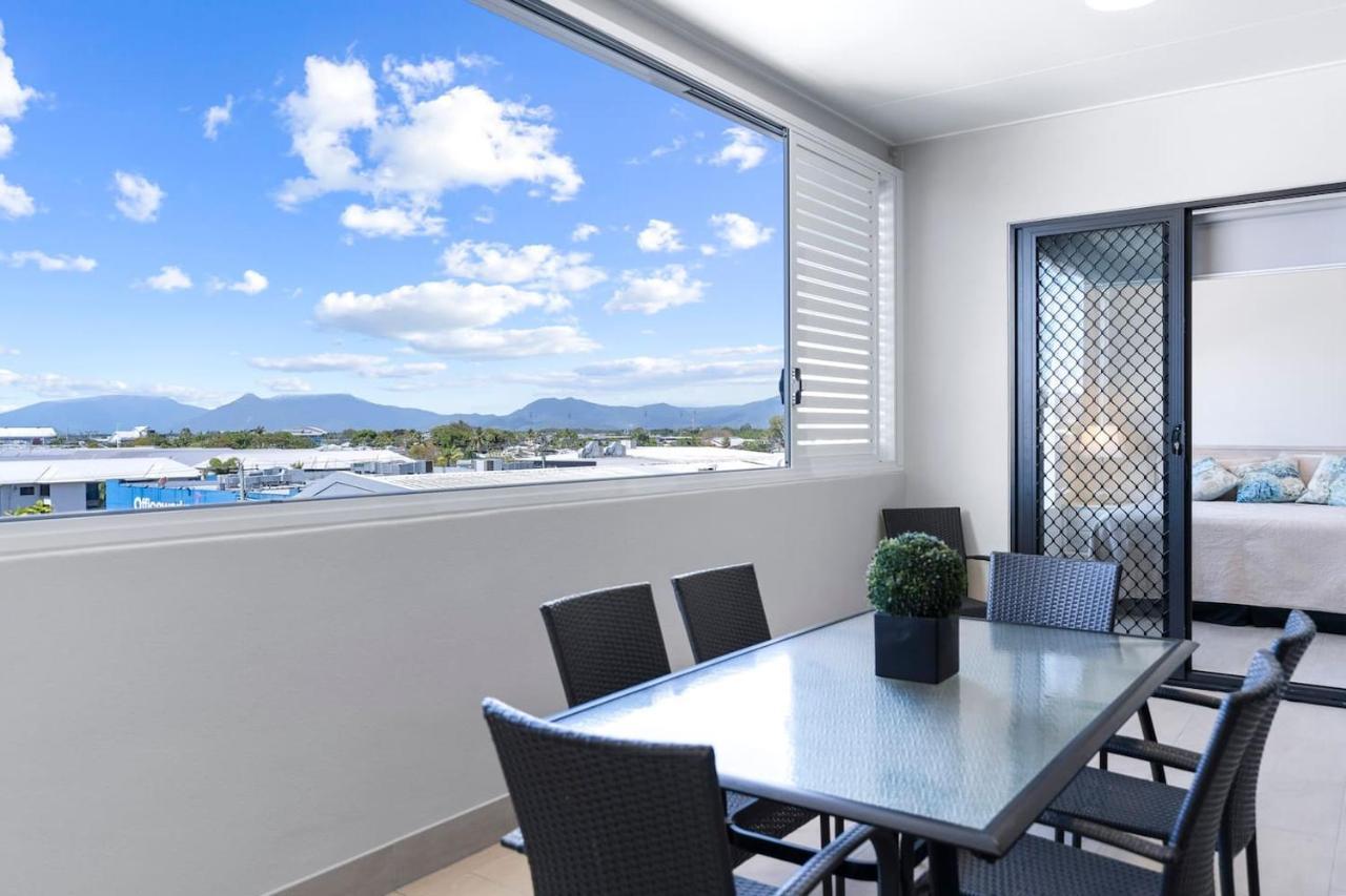 Mountain Air And Modern Flair 'Your Cairns Getaway' Apartment Exterior photo